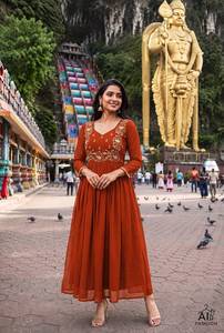 ชุดคุर्ติผ้าจอร์เจตต์สีเขียวสำหรับผู้หญิง ตกแต่งด้วยลายปักสีทอง ความยาวระดับข้อเท้า ทรงปกติ สไตล์อินเดีย-ปากีสถาน สำหรับใส่ลำลอง - Product Image 3