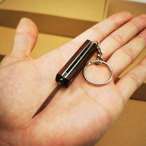 Couteau porte-clés artisanal de Damas, petit format, équipement pour le transport quotidien et en extérieur, lame pliante, utilitaire compact - Product Image 2