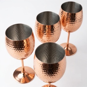 Copa de vino de cobre puro martillado a mano con soporte de latón, acabado antiguo, copa de cobre de lujo para decoración de hoteles y bodas. - Product Image 3