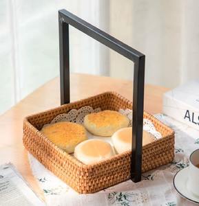 Plateau élégant en rotin tressé à la main avec poignée en métal, plateau de service décoratif pour le pain, les collations, les fruits ou la décoration de table - Product Image 5