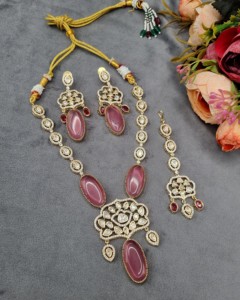 Collar y pendientes de boda nupcial indio hechos a mano con colgante ovalado chapado en oro antiguo vintage, piedra Kundan Polki y conjunto Maang Tikka. - Product Image 2