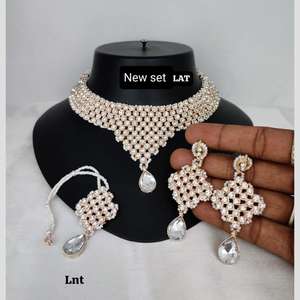 Collier de créateur en or léger polonais serti de pierres autrichiennes Bijoux de déclaration pour filles et femmes - Product Image 1