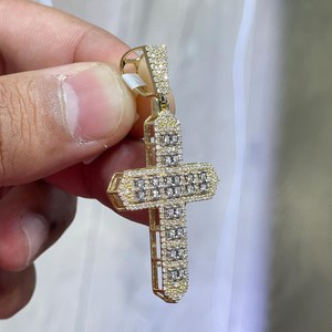 จี้กางเขนแบบกำหนดเองประดับเพชรโมอิสซาไนต์ VVS ชุบทอง 14K สำหรับผู้ชายและผู้หญิง ของขวัญเครื่องประดับฮิปฮอป - Product Image 2