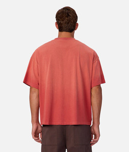 เสื้อยืดคอกลมแขนสั้นผ้าฝ้าย 100% สีแดงซีดแบบใหม่สำหรับผู้ชาย มีกระเป๋าเสื้อ พิมพ์ลายแบบรีดร้อน สีพื้น - Product Image 2