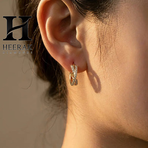 ต่างหูห่วงไขว้ทองคำ 18K หรูหรา ประดับเพชร VVS1 แบบ X-Design ต่างหูแบบ Huggie ดีไซน์อินฟินิตี้ ประดับเพชรแบบไมโครพาเว่ - Product Image 3