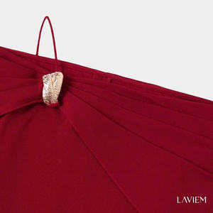 Haut élégant pour femme, rouge foncé, manches longues, col asymétrique |   Haut Layla pour des tenues décontractées élégantes |   LAVIEM - Product Image 4