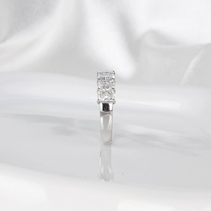 Bague de mariage demi-éternité minimaliste en diamant de laboratoire taille radiant serti à griffes certifié IGI, empilable pour anniversaire - Product Image 1