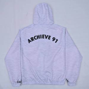 Chaqueta Cortavientos Ligera Personalizada de Alta Calidad para Hombre, Tejido de Poliéster Ventilado y Transpirable, Diseño Retro con Cierre - Product Image 2