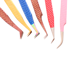 Les pinces professionnelles pour extensions de cils sont fabriquées en acier inoxydable de haute qualité pour une application précise et confortable des cils. - Product Image 1