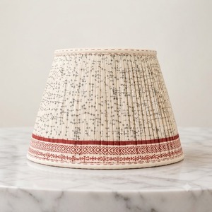 Pantalla de Lámpara Tradicional de Algodón y Lino |   Pantalla de lámpara plisada hecha a mano con borde decorativo con patrón rojo - Product Image 3