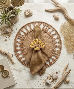 Precio de fábrica: Mantel individual de paja tejido a mano con banda de servilleta de concha, alta demanda, venta al por mayor, vajilla para banquetes - Product Image 4