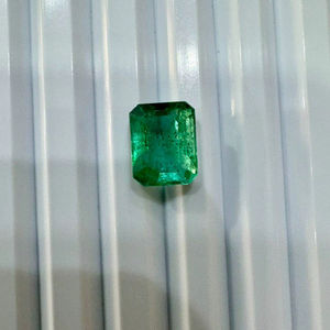 Piedra de Esmeralda y sus Beneficios: Guía Completa sobre el Poder Curativo de la Piedra de Esmeralda, Crecimiento Espiritual, Prosperidad, Amor, Energía y Astrología - Product Image 1