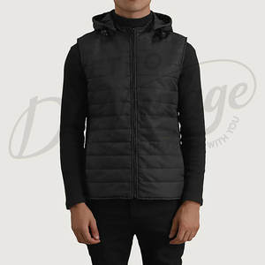 Gilet matelassé noir à capuche pour homme – Chaud, imperméable et sans manches pour l'hiver - Product Image 3