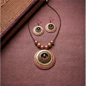KOTTRAVAI Ensemble collier et boucles d'oreilles en cuir de vachette antique avec pendentif circulaire, bijoux d'art populaire du Tamil Nadu, cadeau - Product Image 2