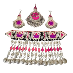 Collier traditionnel afghan Kuchi tribal avec base en tissu rose vibrant et motifs brodés à la main complexes - Product Image 4