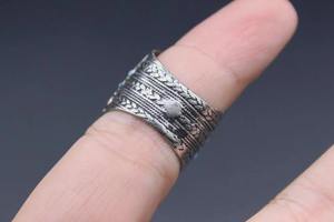 Anillo tribal afgano con forma de lágrima, con incrustaciones de mosaico de esmalte colorido, grabados tribales geométricos y firma. - Product Image 6