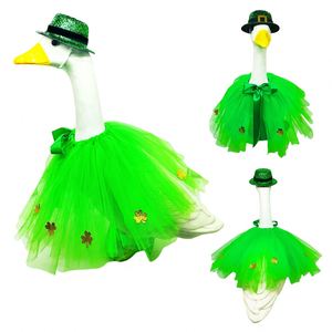 Vente directe usine, personnalisation OEM/ODM, Décoration festive en plumes de canard blanc de 23 pouces, motif fraise, style Irish Porch, pour ensemble de vêtements - 60G - Product Image 1