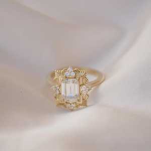 Anillo de compromiso de oro de 14k con diamante cultivado en laboratorio de corte esmeralda de 2.20ctw, estilo Art Deco, con mosaico de racimo redondo, venta al por mayor, directo de fábrica. - Product Image 1