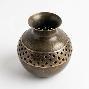 Jarrón de Mesa de Latón Hecho a Mano de 9 cm con Banda Perforada de Latón Antiguo Sitara, Pequeña Decoración para el Hogar con Temática de Hotel y Boda - Product Image 3