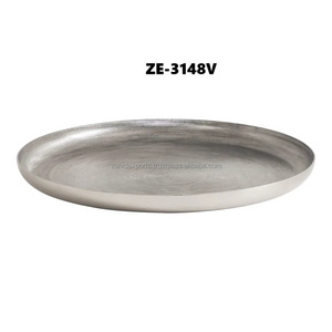 Plateau en métal fait à la main Décoration d'intérieur haut de gamme Plateau rond décoratif avec motif orné Plateau Utilisation décorative de Noël Grand grossiste - Product Image 3