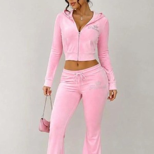 Ensemble de survêtement personnalisé en coton tricoté respirant pour l'hiver, avec logo imprimé, haut court noir, pantalon évasé et sweat à capuche délavé à l'acide - Product Image 4