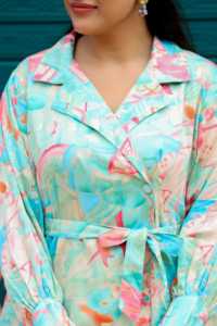 Conjunto coordinado azul hielo - Conjunto de 2 piezas, blazer con cinturón y pantalón, conjunto coordinado de blazer y pantalón de algodón puro con estampado floral. - Product Image 3