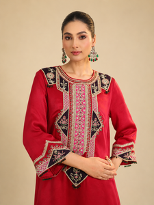 Conjunto de Kurta Rojo Amayra de Seda Satinada Tejida, Elegante, con Mangas Acampanadas y Cuello Mandarín, para Bodas, Diwali y Fiestas - Product Image 2