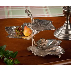Plateau de service artisanal en laiton avec motif martelé décoratif pour une restauration et un service hôtelier haut de gamme, idéal pour les tables de fête. - Product Image 1