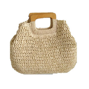 Encuentra momentos tranquilos de relajación en un pueblo soleado con este bolso artesanal de hilo natural diseñado con un cuerpo trapezoidal ancho. - Product Image 2