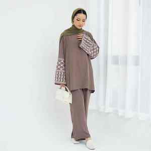 Abaya Musulmana Moderna Informal con Abertura Frontal en Gris Suave para Mujer, Elegante Vestido Largo Hasta el Suelo, Estilo Dubai, Islámico, Transpirable y Ligero - Product Image 1