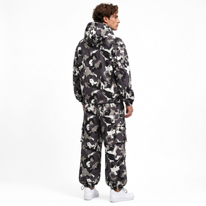 Chándal de camuflaje personalizado en blanco y negro para hombre, chaqueta con capucha, múltiples bolsillos con cremallera, pantalones cargo, ropa urbana OEM. - Product Image 2