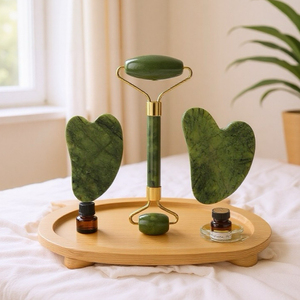 Ensemble de massage facial avec rouleau de jade vert et outils en pierre naturelle Gua Sha en forme de cœur pour le soin du visage et la relaxation - Product Image 1