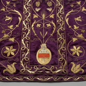 Casulla de terciopelo morado hecha a mano con bordado de hilo dorado ornamentado - Vestimenta clerical católica para la Misa - Product Image 5