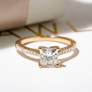 Anillo de Compromiso y Boda con Diamante Cultivado en Laboratorio de Corte Princesa de 1 Quilate, Oro Amarillo de 14K y Banda Pavé - Product Image 1