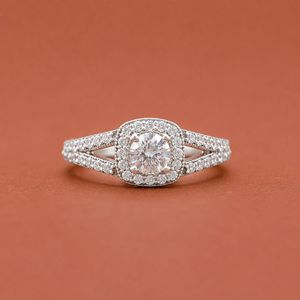 Anillo de compromiso con halo de diamantes de moissanita de corte redondo en plata de ley S925 - Product Image 1