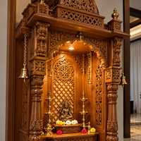 Temple domestique traditionnel en bois fait main pour la Pooja, 1,80 m de haut, 0,90 m de large, avec un travail floral ajouré sculpté à la main et complexe.