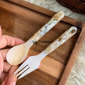 Cuillère de service artisanale en nacre incrustée par Tradebyd - Product Image 4