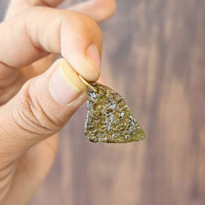 Colgante de Moldavita Natural en Bruto, Auténtico Meteorito Verde, Cristal Chapado en Oro, Amuleto Minimalista, Joyería Espiritual, Regalo - Product Image 4