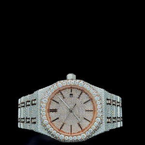 Reloj clásico bicolor en oro rosa con números con líneas interrumpidas, certificado por un probador de diamantes, completamente cubierto de diamantes con 27.5 quilates de moissanita VVS incrustada. - Product Image 1