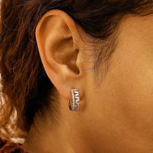 ต่างหูห่วงเพชรทรงบาแกตต์สีเหลืองทองที่เพาะเลี้ยงในห้องปฏิบัติการ - Product Image 5