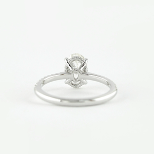 Bague de fiançailles en diamant taille ovale pour femme, en or blanc, sertie de griffes, avec bande pavée, style classique - Product Image 5