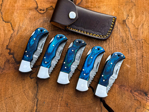 Cuchillo de bolsillo plegable EDC de acero de Damasco forjado a mano al por mayor, mango de madera Pakka azul, hoja de punta serrada con clip, madera premium - Product Image 1