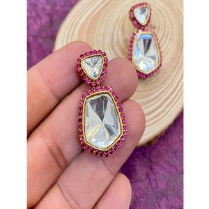 Aretes de Moissanita con Baño de Oro de Latón de Primera Calidad, Diseño Kundan, Elegantes y Modernos para Mujeres y Niñas, Ideales para Bodas - Product Image 3
