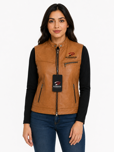 Chaleco de cuero elegante para mujer con forro suave, costuras resistentes, bolsillos prácticos y un ajuste atemporal para montar a caballo, viajar y uso casual. - Product Image 1