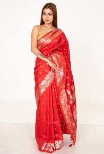 Sari indien traditionnel en brocart floral de soie rouge, longueur ras du sol, avec chemisier doré tissé Zari, pour femmes, en matériaux recyclés - Product Image 2