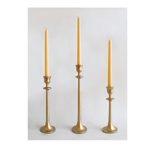 Candelabro moderno de latón diseñado para una elegancia decorativa que agrega un encanto invitante a espacios residenciales y de entretenimiento. - Product Image 1