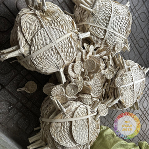 พัดสานมือจากใบปาล์ม ใบไผ่ และหวายธรรมชาติ สีธรรมชาติ งานฝีมือเวียดนามแบบดั้งเดิม รูปหัวใจและรูปทรงต่างๆ ของขวัญฤดูร้อน ของตกแต่ง - Product Image 5