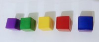 Dés de jeu en résine faits à la main, designs personnalisés pour les jeux d'enfants.