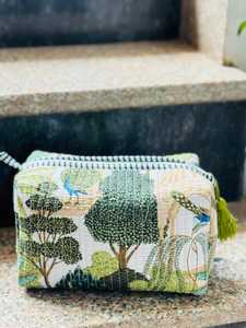 Pochette de voyage portable en coton imperméable écoresponsable avec fermeture éclair, taille moyenne, style bohème à pompons - Product Image 1