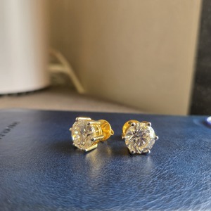 Boucles d'oreilles clous en or jaune 14 carats plaqué rhodium pour femme, diamants taille brillant, sertissage griffe, certifiées IGI, bijoux de mariage tendance - Product Image 2